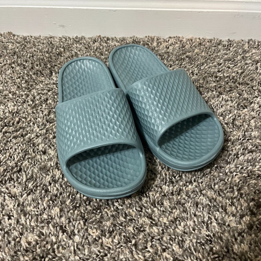 Size 7 Foam Slides Sandals Never Used